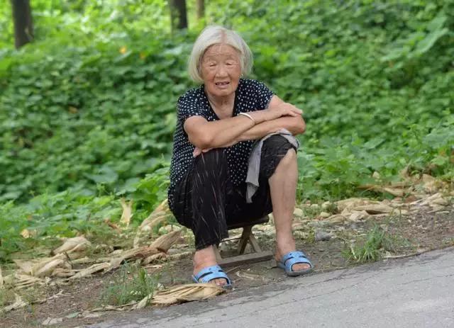 而是,你是否能象农村的老人那样,随时享受这自由惬意的生活