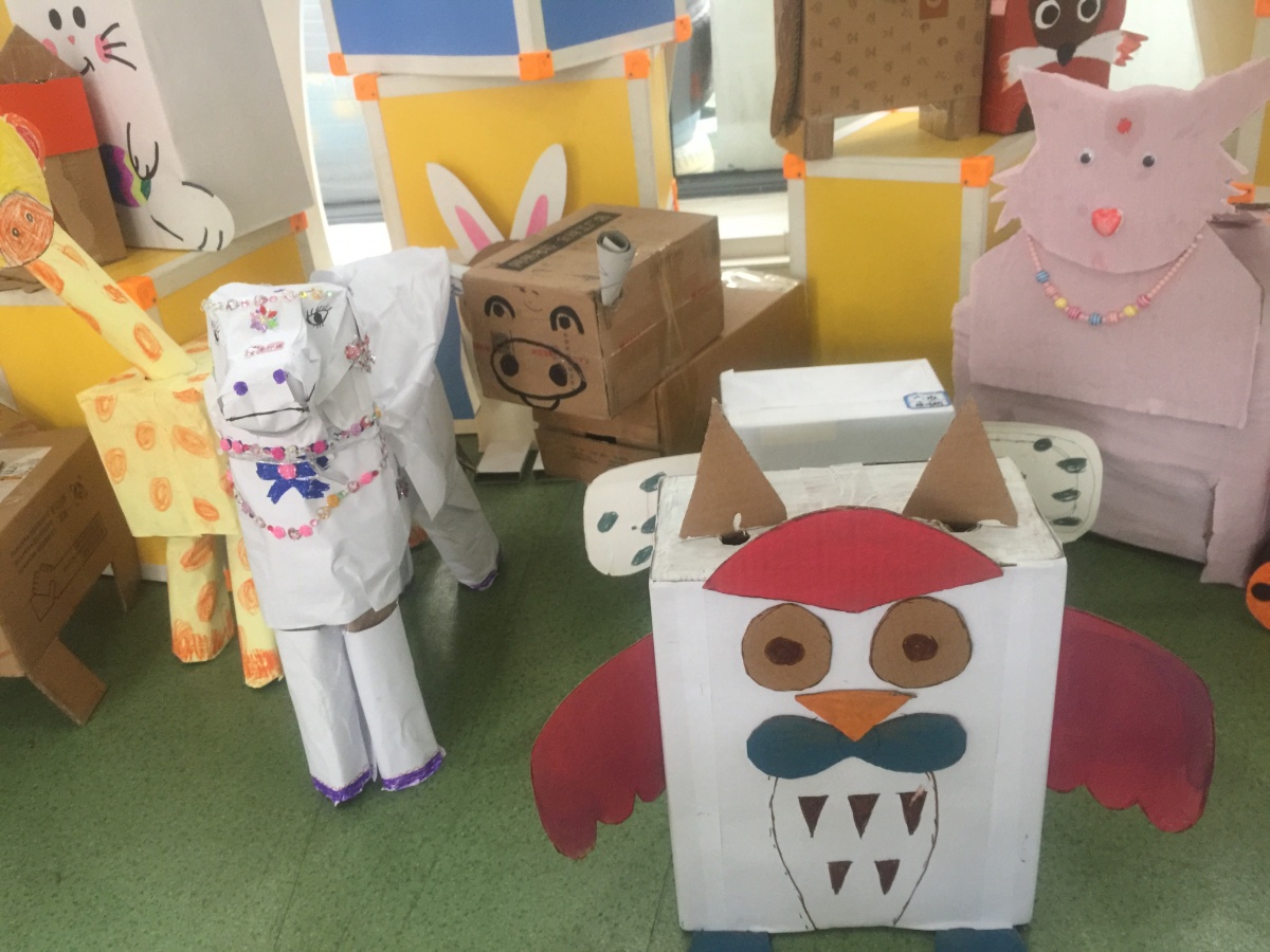 变成了深为幼儿喜爱的小花猫,小狗,小兔子……          纸箱变身