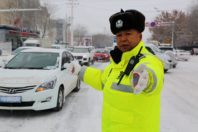 抗风雪 战严寒 昌吉交警全力迎战大雪恶劣天气