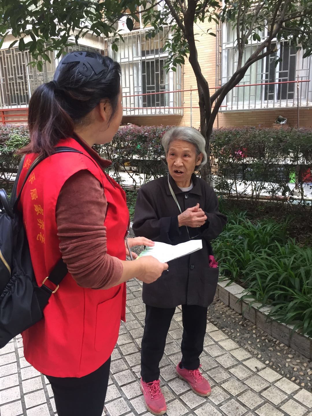 11月5日,在人民西路社区欧典名园小区宣传居家养老服务,关爱老人