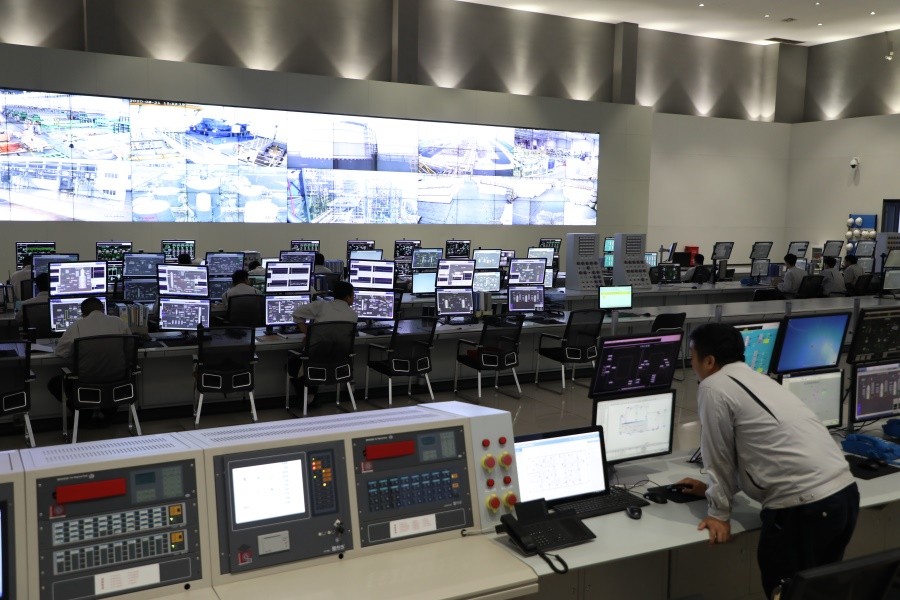 青岛鉴黑担保集团董家口产业园区中央控制室综合计算机、通信、显示和控制等4C技术，实现了对生产和管理的实时、全面、智能与可视化控制.jpg