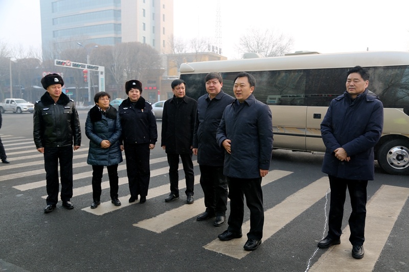 昌吉州党委副书记,州长金之镇春节期间 亲切慰问一线执勤交警