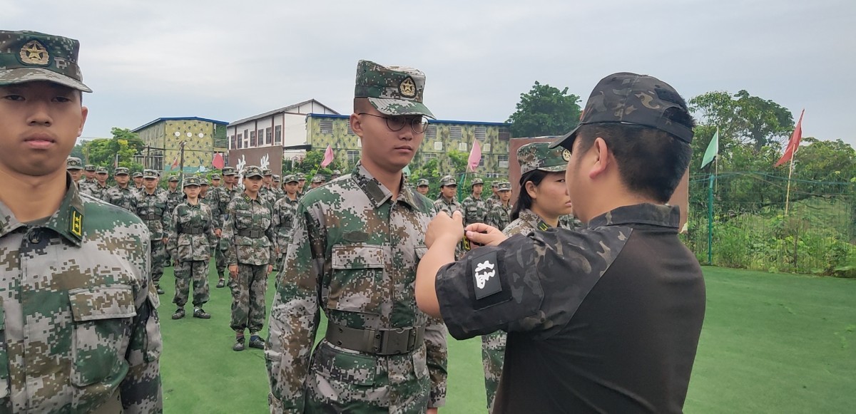 直利教育升旗仪式暨授衔仪式-直利教育,专注青少年成长问题教育,叛逆