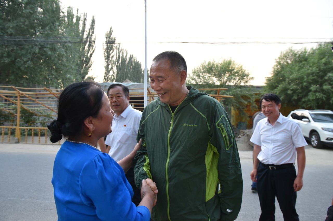 6月2日,新疆机场集团党委书记,董事长张军专程来到于田县木尕拉镇