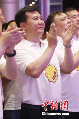 徒儿苏宁控股集团董事长张近东出席苏宁818庆功宴