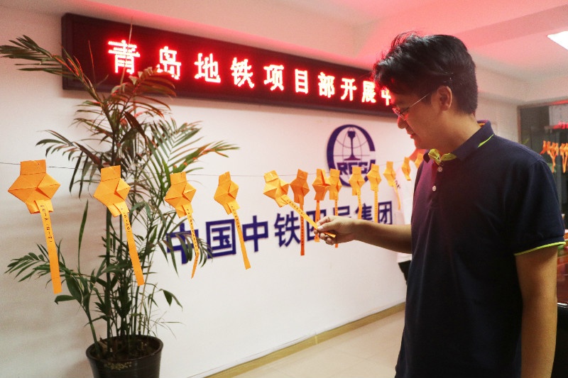 qingdaoditie1haoxianxiangmubuzuzhiyuangongcaizimi zhanghongwei.jpg
