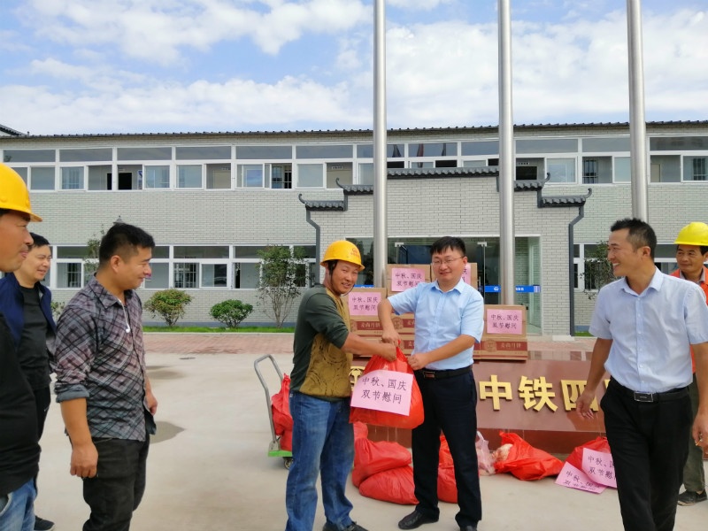 zhengzhouditie6haoxian01biaoxiangmubu��zhongqiu������guoqing��shuangjieweiwenxiezuoduiwu��songquyuebing��zhuroudengweiwenpin����qianxuesen��.jpg