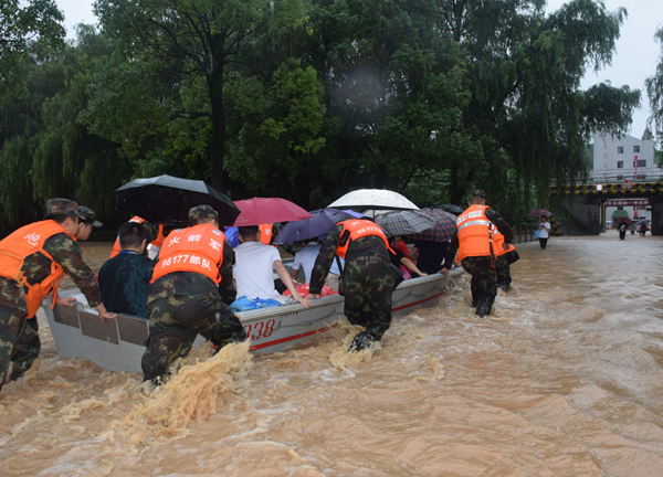 洪水中的迎客松下军人担当筑起人民坚固堤坝