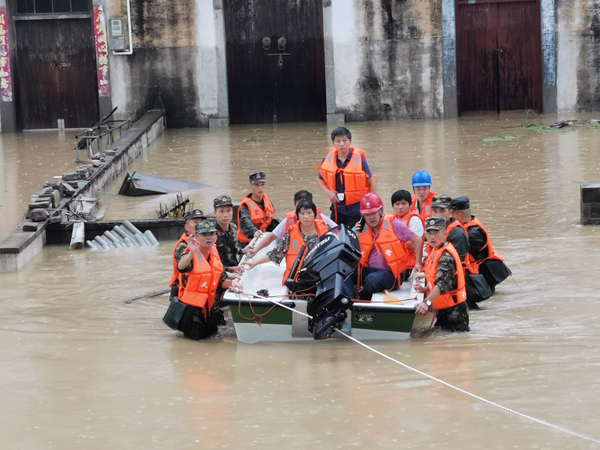 洪水中的迎客松下军人担当筑起人民坚固堤坝