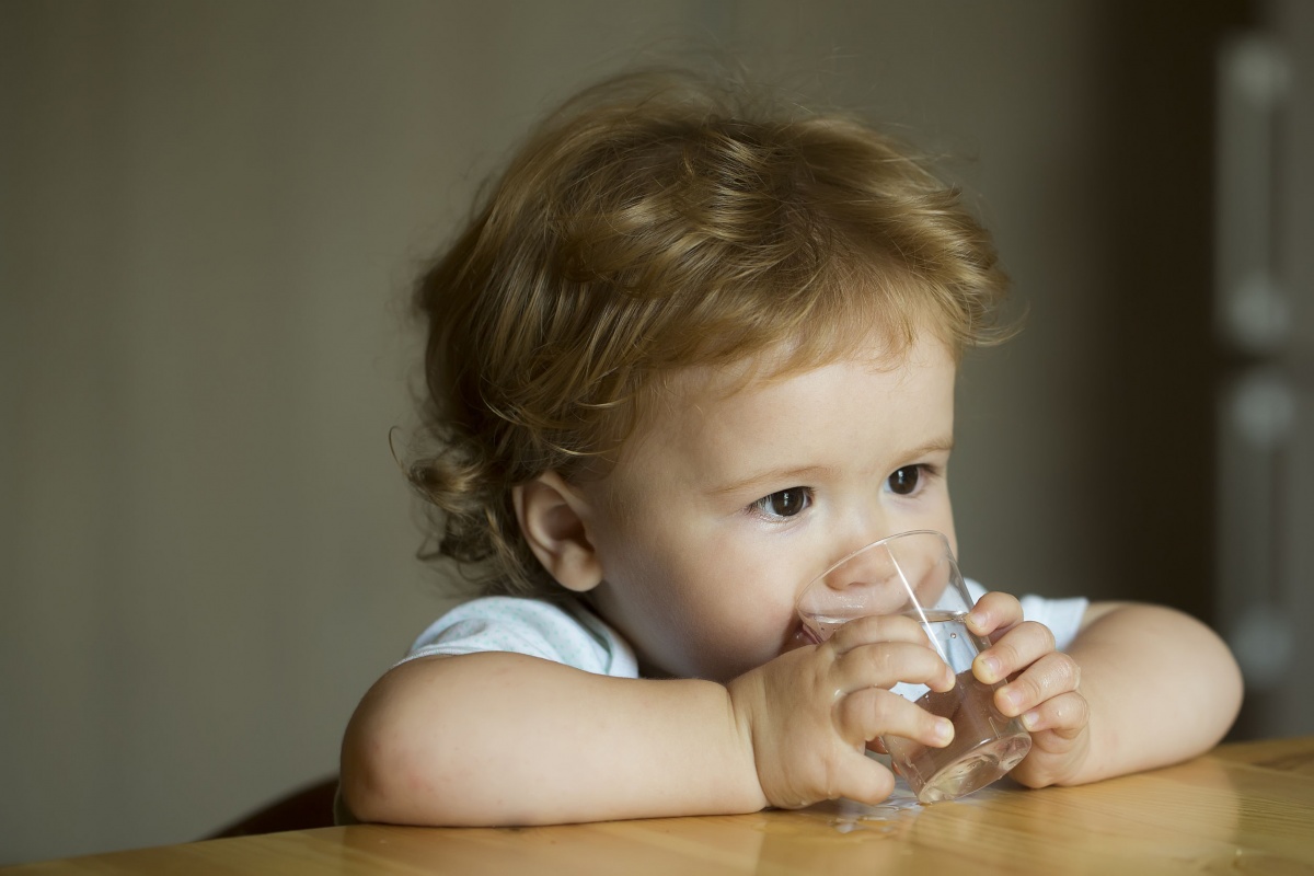孩子在幼儿园一天喝多少水？怎样喝水才最健康？_水分