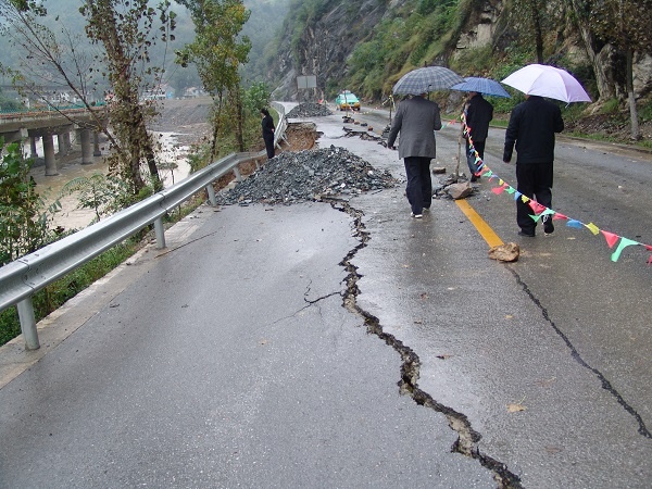 国省干线多处路段出现塌方.jpg