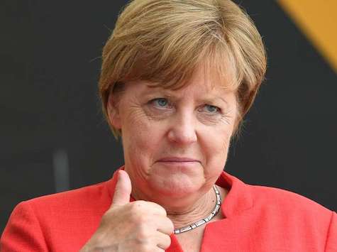 Merkel mit Daumen.jpg