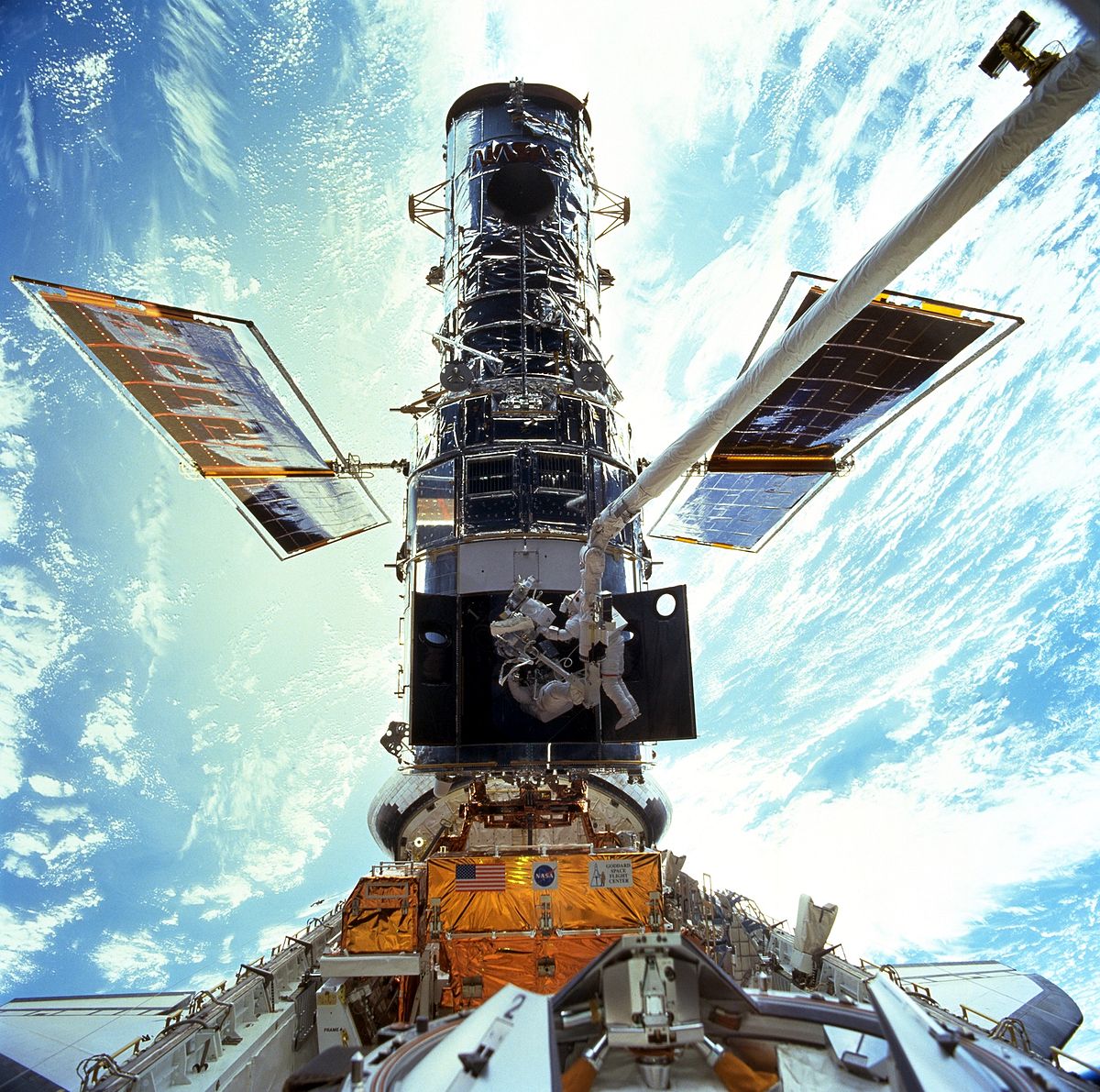 STS-103_Hubble_EVA.jpg