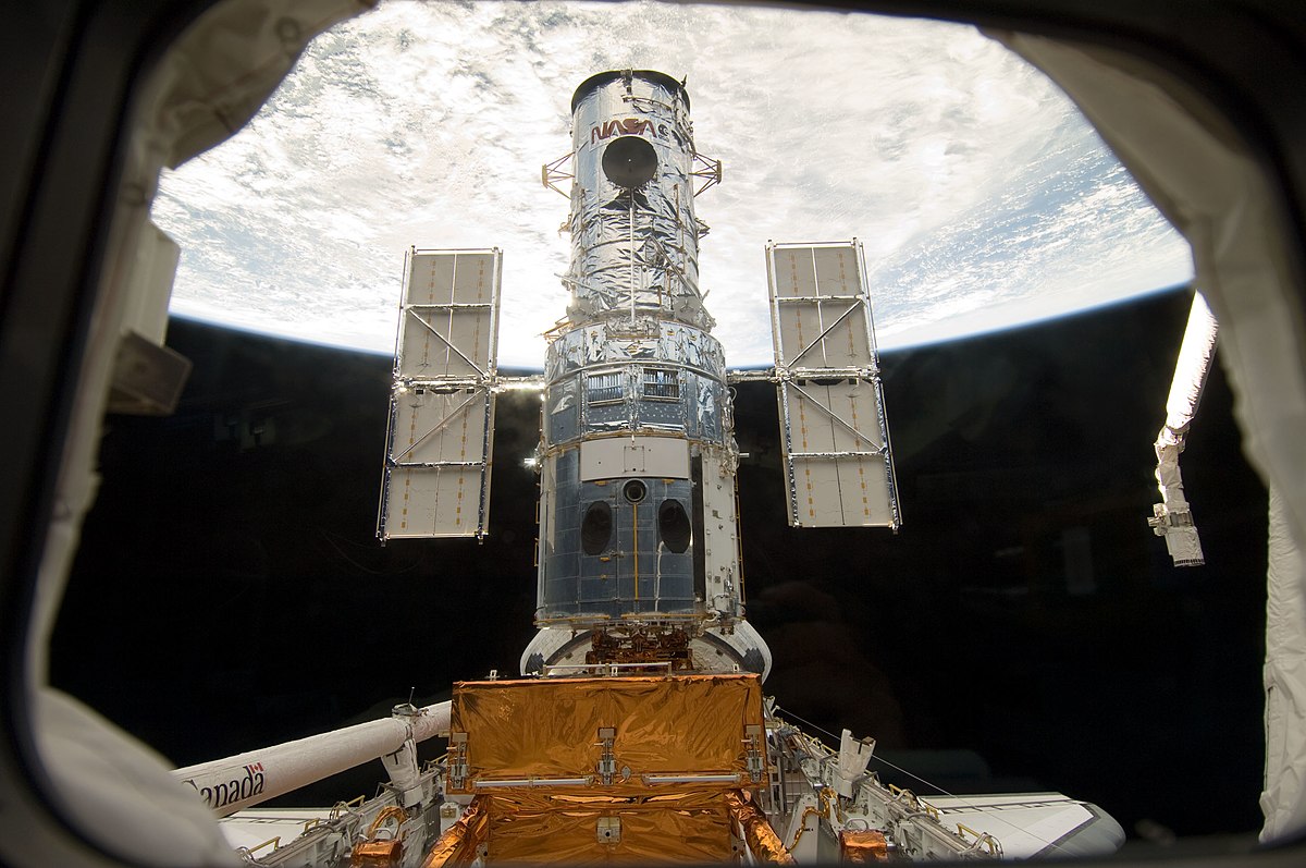 1200px-Hubble_docked_in_the_cargo_bay.jpg