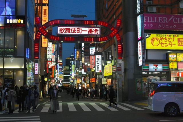 夜間外出自粛」要請を受けて、新宿・歌舞伎町は普段より人がまばらだった＝２０２０年３月２６日.jpg