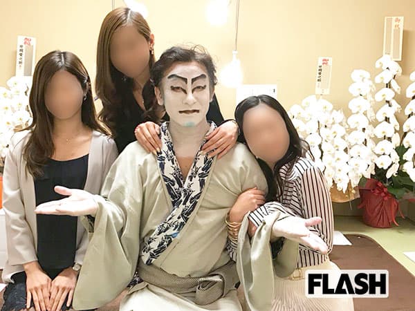 公演後、隈取（歌舞伎の化粧）をしたままでA子さん（右端）ら美女3人に囲まれる愛之助.jpg