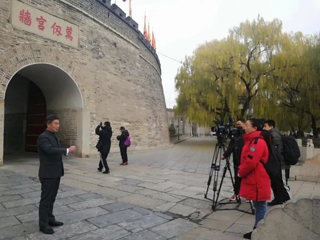 CCTV—4《记住乡愁》节目组采访彭门创作室导师彭庆涛先生