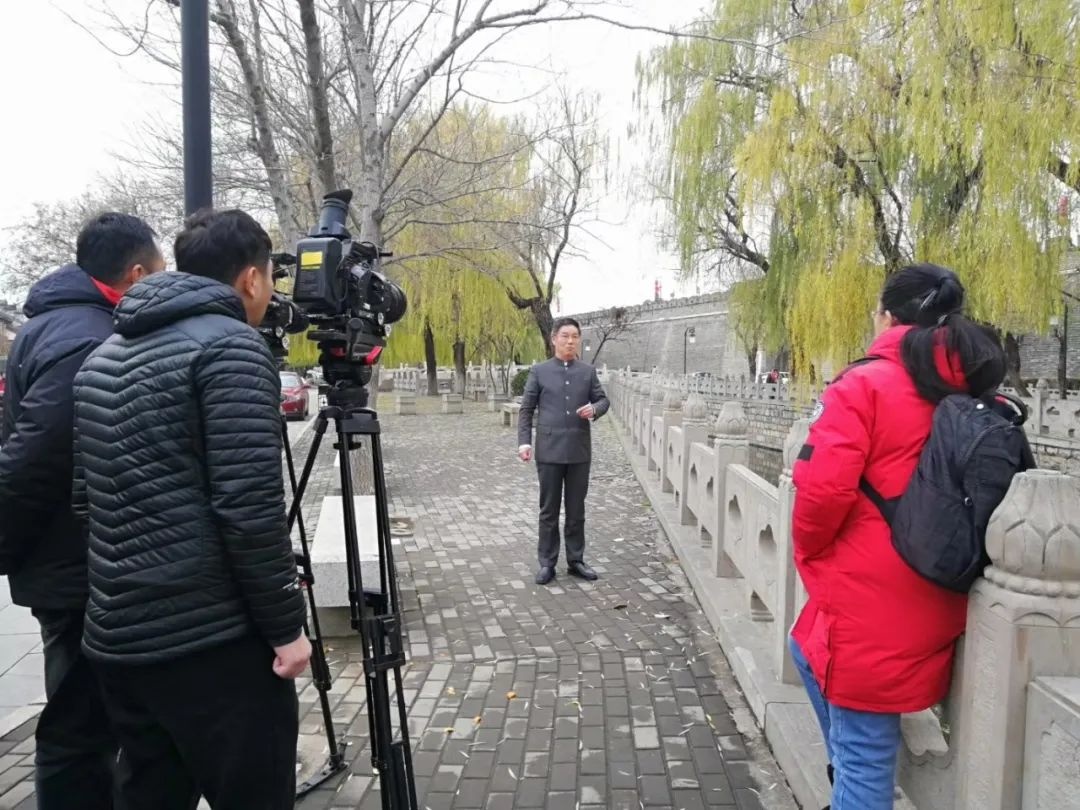 CCTV—4《记住乡愁》节目组采访彭门创作室导师彭庆涛先生