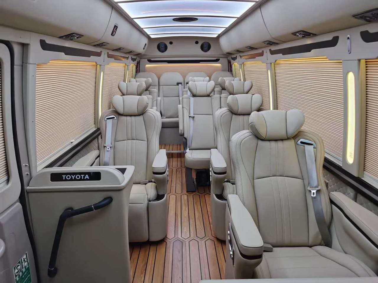 丰田考斯特15座商务车报价考斯特15座内饰改装效果图