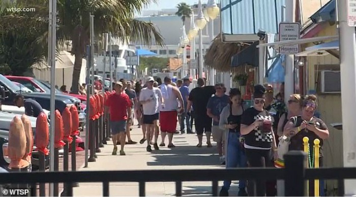 26055018-8119647-Visitors_to_Clearwater_Beach_Florida_are_seen_strolling_a_packed-a-9_1584416459038.jpg