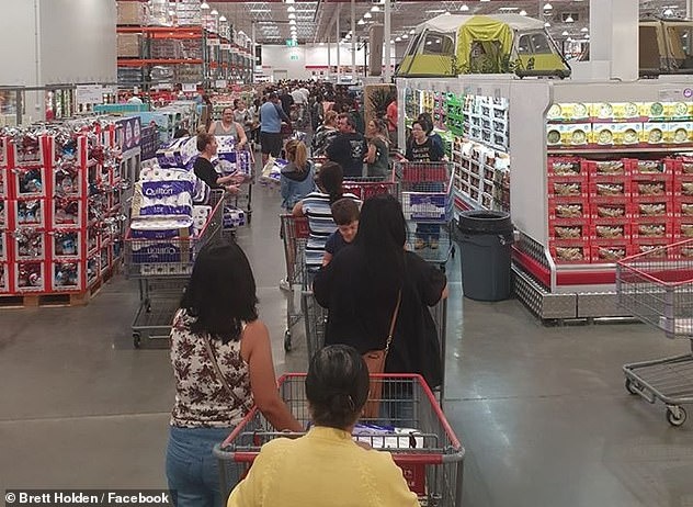 25510762-8072445-At_Costco_warehouses_shoppers_loaded_up_their_trolleys_with_extr-a-1_1583302064518.jpg
