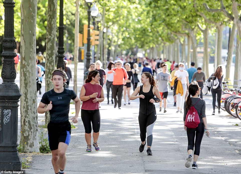 27920858-8277783-People_exercise_outdoors_in_Barcelona_this_morning_Spain_continu-a-32_1588456595088.jpg