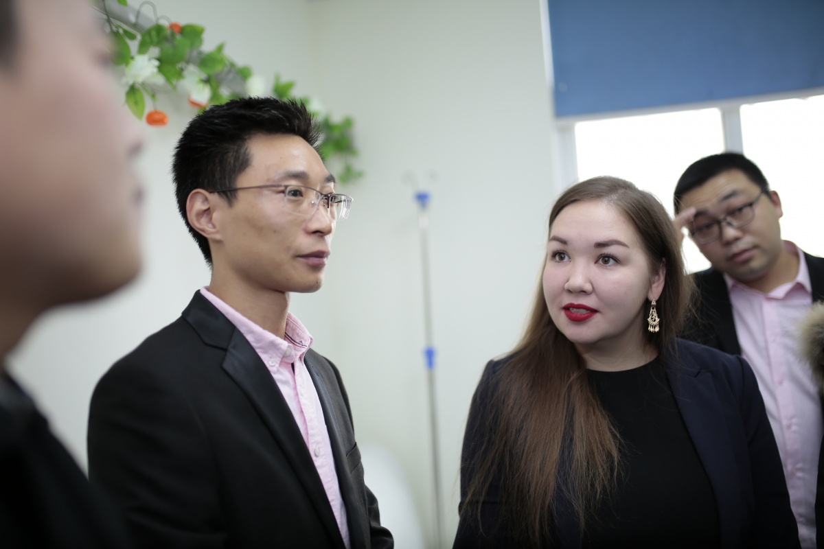 纳迪娅博士和相关人员在交流讨论 (2).JPG