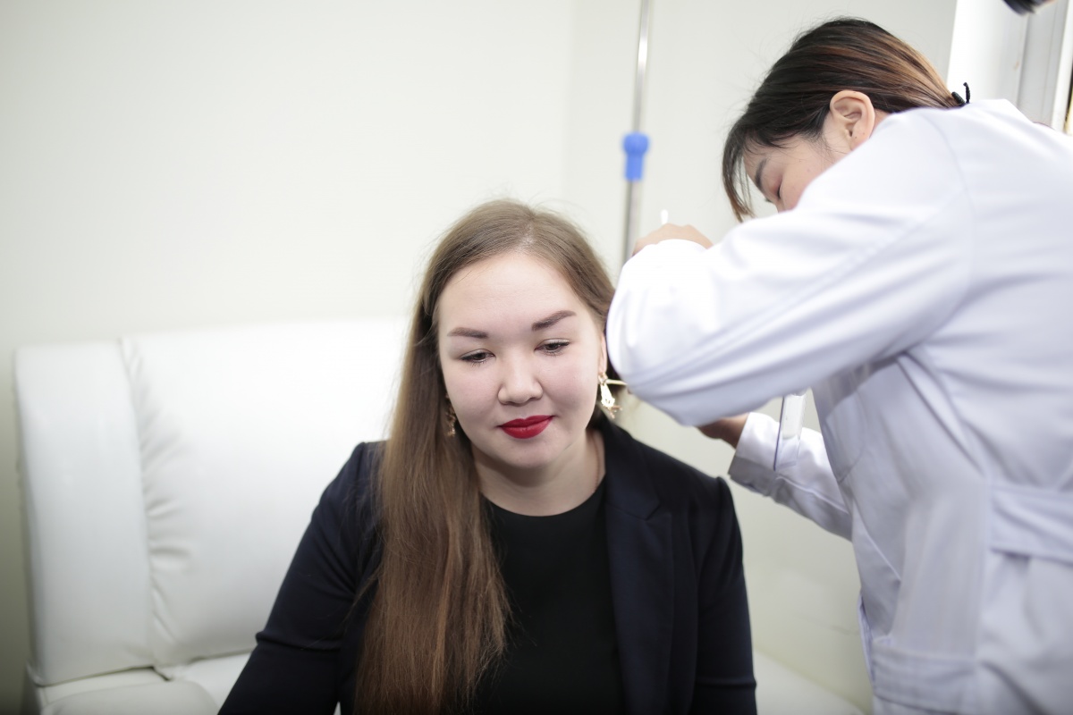 纳迪娅博士在工作人员帮助下带上耳夹.JPG