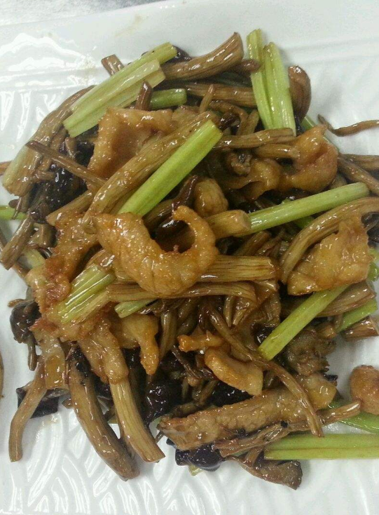 茶树菇芹菜炒肉.png