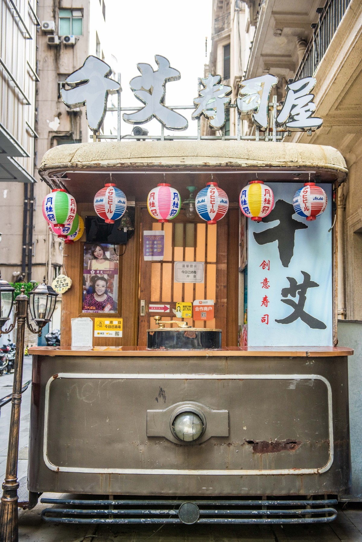 【上海人民广场】138元抢[千艾寿司·居酒屋]双人套餐！在小火车里吃日料，如此特别的体验你试过吗？体验浓浓日式风情！一进门就如同穿越到日本居酒屋！