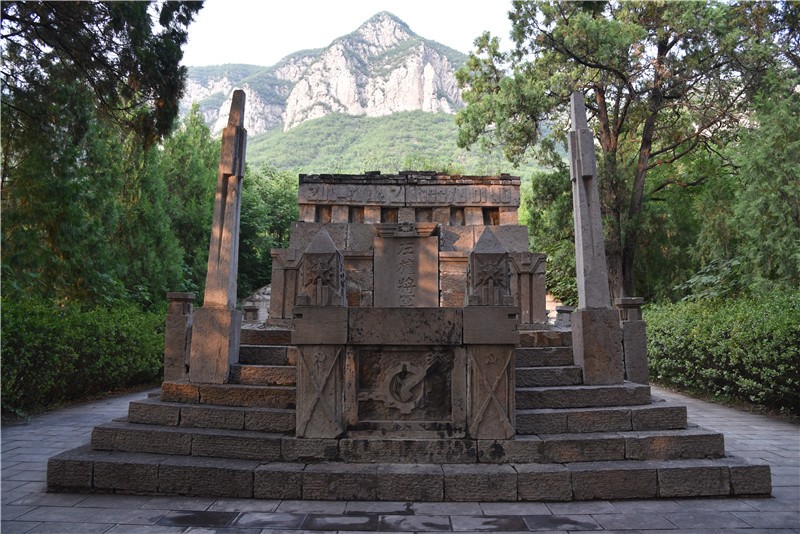 左权将军墓.jpg