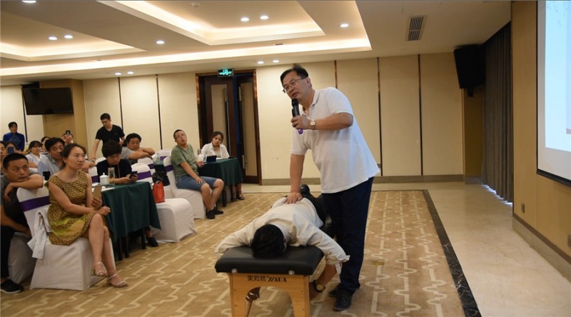 曹龙讲课.jpg