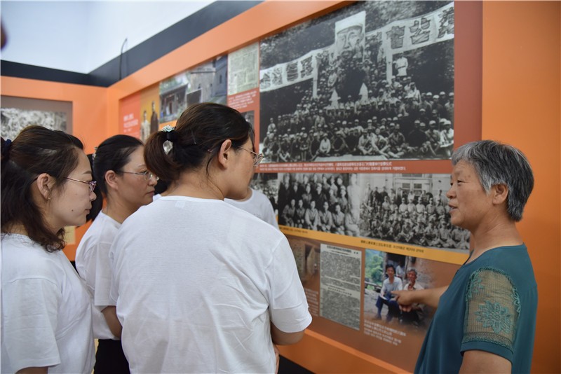 参观朝鲜义勇军烈士纪念馆3.jpg
