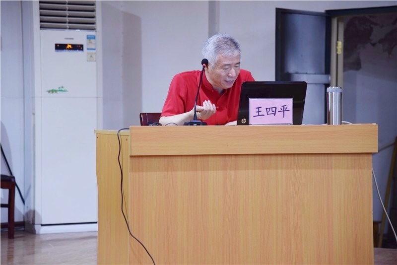 讲课.jpg